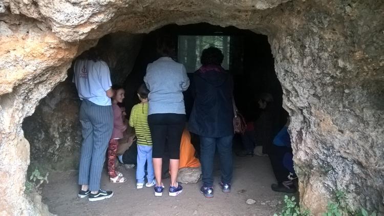 Intervention by Fatema Abdoolcarim - Screening at the cave of Santa Lucia, of her film 'The light that doesn't reach' / Bringing back people to the caves . ) / Photography: Tyler Lewis